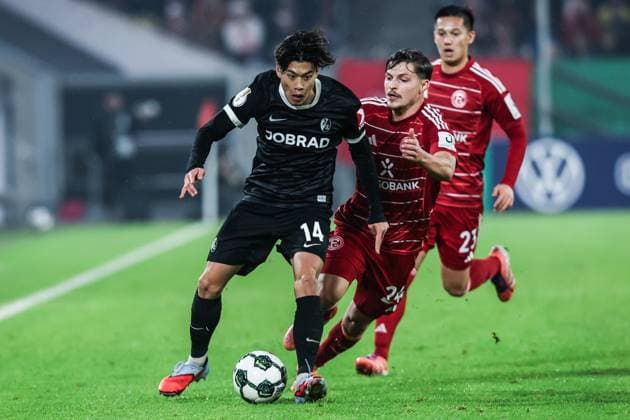 Fussball, DFB-Pokal Saison 2025 2026 2. Runde Fortuna Düsseldorf - SC Freiburg 29.10.2025, MERKUR SPIEL-ARENA Yuito Suzuki (SC Freiburg, 14) Florent Muslija (Fortuna Düsseldorf, 24) Düsseldorf MERKUR SPIEL-ARENA Nordrhein-Westfalen Deutschland