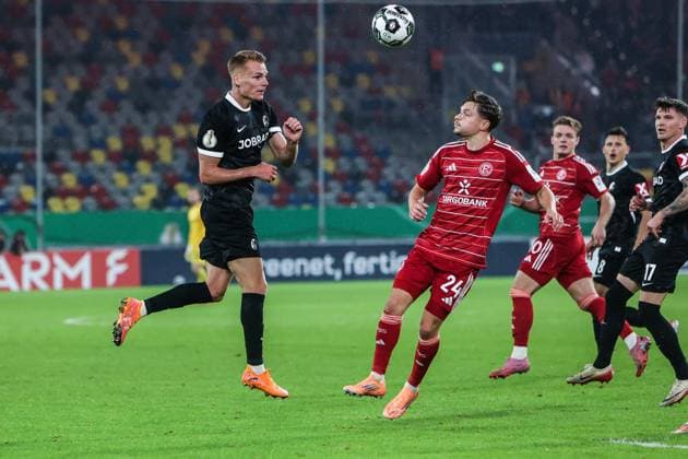 Fussball, DFB-Pokal Saison 2025 2026 2. Runde Fortuna Düsseldorf - SC Freiburg 29.10.2025, MERKUR SPIEL-ARENA SC Freiburg Florent Muslija (Fortuna Düsseldorf, 24) Düsseldorf MERKUR SPIEL-ARENA Nordrhein-Westfalen Deutschland