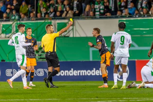Fürth, Deutschland 29. Oktober 2025: DFB Pokal - 2025 2026 - SpVgg Greuther Fürth vs. 1. FC Kaiserslautern Im Bild: Schiedsrichter Marc Philip Eckermann zeigt die gelbe Karte DFB regulations prohibit any use of photographs as image sequences and or quasi-video. Sportpark Ronhof Bayern Copyright: xFotostandx xSchäferx