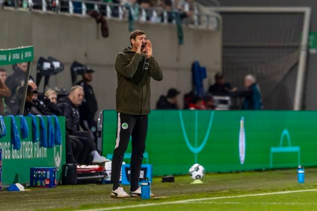 Fürth, Deutschland 29. Oktober 2025: DFB Pokal - 2025 2026 - SpVgg Greuther Fürth vs. 1. FC Kaiserslautern Im Bild: Trainer Thomas Kleine (SpVgg) gibt lautstark Anweisungen DFB regulations prohibit any use of photographs as image sequences and or quasi-video. Sportpark Ronhof Bayern Copyright: xFotostandx xSchäferx