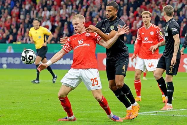 Mainz, Deutschland 29. Oktober 2025: DFB Pokal - 2025 2026 - 1. FSV Mainz 05 vs. VfB Stuttgart Im Bild: v. li. im Zweikampf Andreas Hanche-Olsen (Mainz) gegen Josha Vagnoman (Stuttgart). DFB regulations prohibit any use of photographs as image sequences and or quasi-video Mewa Arena Rheinland Pfalz Copyright: xFotostandx xRacochax