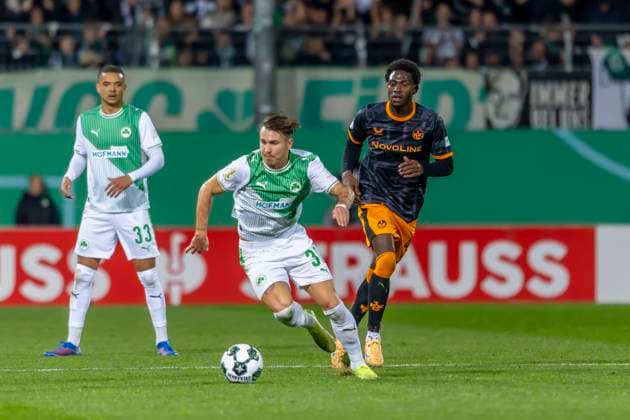 Fürth, Deutschland 29. Oktober 2025: DFB Pokal - 2025 2026 - SpVgg Greuther Fürth vs. 1. FC Kaiserslautern Im Bild: v. li. im Zweikampf Torhüter Sebastian Jung (SpVgg) und Maxwell Gyamfi (1.FCK) DFB regulations prohibit any use of photographs as image sequences and or quasi-video. Sportpark Ronhof Bayern Copyright: xFotostandx xSchäferx