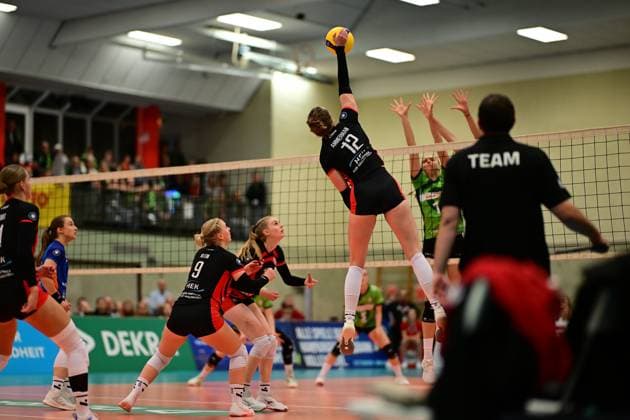 Volleyball I Frauen I Saison 2025-2026 I Bundesliga I 4. Spieltag I ETV Hamburger Volksbank Volleys - Ladies in Black Aachen I 29.10.2025 Schlag durch Hannah Ammerman (12, ETV Hamburger Volksbank Volleys) Hamburg ETV Sporthalle Hoheluft Hamburg Deutschland Copyright: xLobeca FelixxSchlikisx