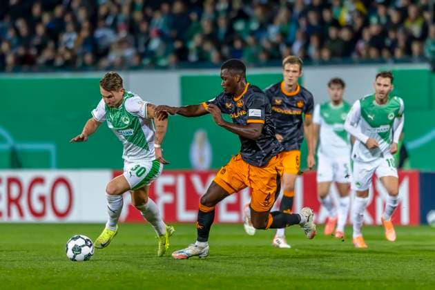 Fürth, Deutschland 29. Oktober 2025: DFB Pokal - 2025 2026 - SpVgg Greuther Fürth vs. 1. FC Kaiserslautern Im Bild: v. li. im Zweikampf Felix Klaus (SpVgg) und Maxwell Gyamfi (1.FCK) DFB regulations prohibit any use of photographs as image sequences and or quasi-video. Sportpark Ronhof Bayern Copyright: xFotostandx xSchäferx