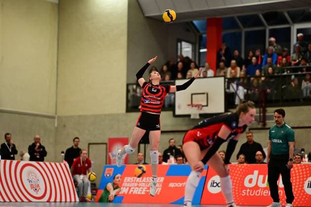Volleyball I Frauen I Saison 2025-2026 I Bundesliga I 4. Spieltag I ETV Hamburger Volksbank Volleys - Ladies in Black Aachen I 29.10.2025 Alexa Sophie Thaden (15, ETV Hamburger Volksbank Volleys) Aufschlag Hamburg ETV Sporthalle Hoheluft Hamburg Deutschland Copyright: xLobeca FelixxSchlikisx