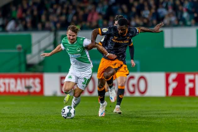 Fürth, Deutschland 29. Oktober 2025: DFB Pokal - 2025 2026 - SpVgg Greuther Fürth vs. 1. FC Kaiserslautern Im Bild: v. li. im Zweikampf Felix Klaus (SpVgg) und Maxwell Gyamfi (1.FCK) DFB regulations prohibit any use of photographs as image sequences and or quasi-video. Sportpark Ronhof Bayern Copyright: xFotostandx xSchäferx
