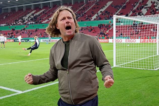 Mainz, Deutschland 29. Oktober 2025: DFB Pokal - 2025 2026 - 1. FSV Mainz 05 vs. VfB Stuttgart Im Bild: Trainer Bo Henriksen (Mainz) heitzt eine Stunde vor Spielbeginn den heimischen Fans ein. DFB regulations prohibit any use of photographs as image sequences and or quasi-video Mewa Arena Rheinland Pfalz Copyright: xFotostandx xRacochax