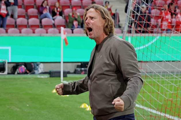 Mainz, Deutschland 29. Oktober 2025: DFB Pokal - 2025 2026 - 1. FSV Mainz 05 vs. VfB Stuttgart Im Bild: Trainer Bo Henriksen (Mainz) heitzt eine Stunde vor Spielbeginn den heimischen Fans ein. DFB regulations prohibit any use of photographs as image sequences and or quasi-video Mewa Arena Rheinland Pfalz Copyright: xFotostandx xRacochax