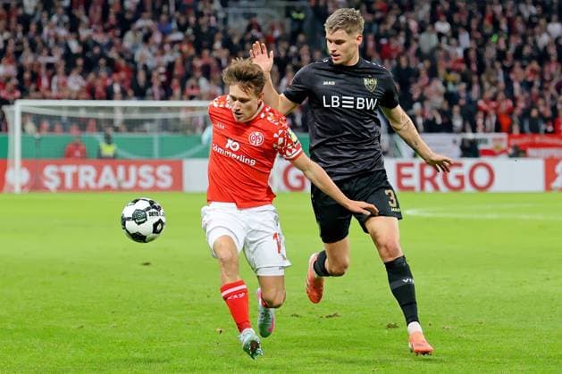 Mainz, Deutschland 29. Oktober 2025: DFB Pokal - 2025 2026 - 1. FSV Mainz 05 vs. VfB Stuttgart Im Bild: v. li. im Zweikampf William Boving (Mainz) gegen Ramon Hendriks (Stuttgart). DFB regulations prohibit any use of photographs as image sequences and or quasi-video Mewa Arena Rheinland Pfalz Copyright: xFotostandx xRacochax