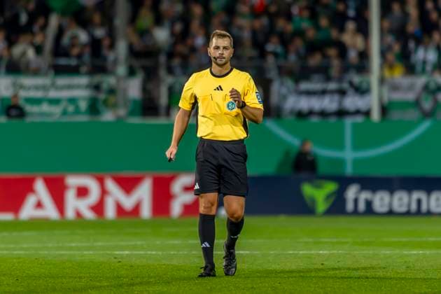 Fürth, Deutschland 29. Oktober 2025: DFB Pokal - 2025 2026 - SpVgg Greuther Fürth vs. 1. FC Kaiserslautern Im Bild: Schiedsrichter Marc Philip Eckermann DFB regulations prohibit any use of photographs as image sequences and or quasi-video. Sportpark Ronhof Bayern Copyright: xFotostandx xSchäferx