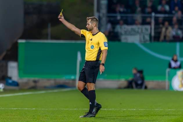 Fürth, Deutschland 29. Oktober 2025: DFB Pokal - 2025 2026 - SpVgg Greuther Fürth vs. 1. FC Kaiserslautern Im Bild: Schiedsrichter Marc Philip Eckermann zeigt Trainer Torsten Lieberknecht (1.FCK) die gelbe Karte DFB regulations prohibit any use of photographs as image sequences and or quasi-video. Sportpark Ronhof Bayern Copyright: xFotostandx xSchäferx