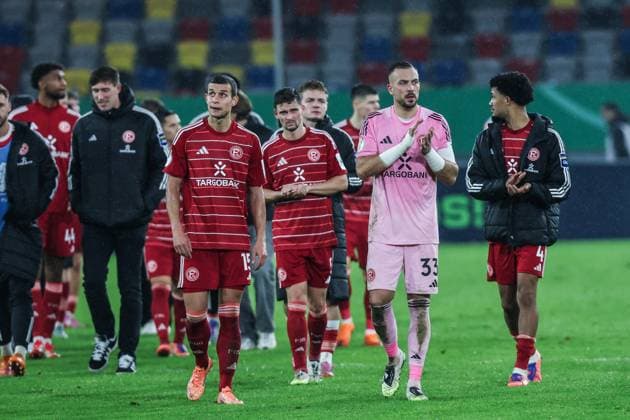 Fussball, DFB-Pokal Saison 2025 2026 2. Runde Fortuna Düsseldorf - SC Freiburg 29.10.2025, MERKUR SPIEL-ARENA Tim Oberdorf (Fortuna Düsseldorf, 15) Florian Kastenmeier (Fortuna Düsseldorf, 33) Düsseldorf MERKUR SPIEL-ARENA Nordrhein-Westfalen Deutschland