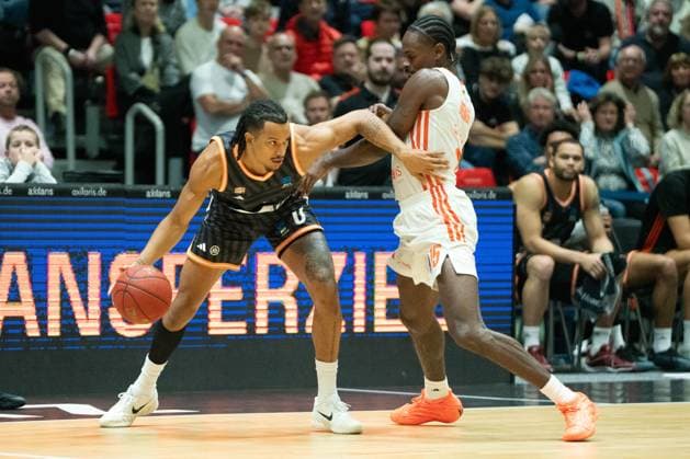Chemnitz, Deutschland 29. Oktober 2025: BKT EuroCup - 2025 2026 - Niners Chemnitz vs. Ratiofarm Ulm Im Bild: v. li. im Zweikampf Nelson Weidemann (ULM) und Ty Brewer (99) Copyright: xFotostandx xNachtigallx