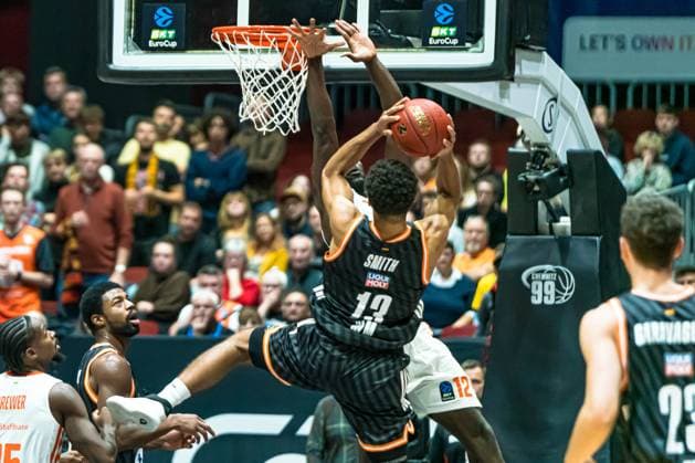Chemnitz, Deutschland 29. Oktober 2025: BKT EuroCup - 2025 2026 - Niners Chemnitz vs. Ratiofarm Ulm Im Bild: v. li. im Zweikampf Mark Smith (ULM) und Amadou Sow (99) Copyright: xFotostandx xNachtigallx