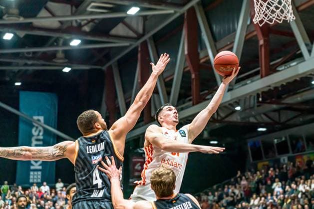 Chemnitz, Deutschland 29. Oktober 2025: BKT EuroCup - 2025 2026 - Niners Chemnitz vs. Ratiofarm Ulm Im Bild: v. li. im Zweikampf Christopher Ledlum (ULM) und Yordan Minchev (99) Copyright: xFotostandx xNachtigallx