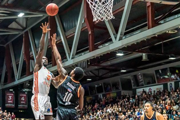 Chemnitz, Deutschland 29. Oktober 2025: BKT EuroCup - 2025 2026 - Niners Chemnitz vs. Ratiofarm Ulm Im Bild: v. li. im Zweikampf Amadou Sow (99) und Malik Osborne (ULM) Copyright: xFotostandx xNachtigallx