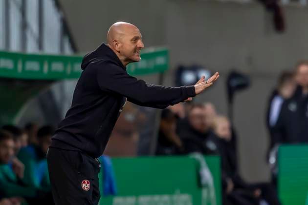 Fürth, Deutschland 29. Oktober 2025: DFB Pokal - 2025 2026 - SpVgg Greuther Fürth vs. 1. FC Kaiserslautern Im Bild: Trainer Torsten Lieberknecht (1.FCK) gestikuliert auf dem Spielfeld. DFB regulations prohibit any use of photographs as image sequences and or quasi-video. Sportpark Ronhof Bayern Copyright: xFotostandx xSchäferx