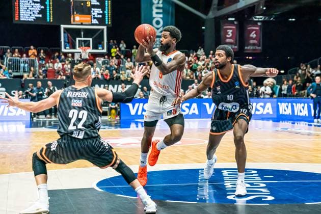 Chemnitz, Deutschland 29. Oktober 2025: BKT EuroCup - 2025 2026 - Niners Chemnitz vs. Ratiofarm Ulm Im Bild: v. li. im Zweikampf Thomas Klepeisz (ULM), Corey Davis (99) und Malik Osborne (ULM) Copyright: xFotostandx xNachtigallx