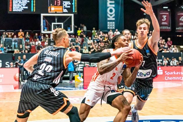 Chemnitz, Deutschland 29. Oktober 2025: BKT EuroCup - 2025 2026 - Niners Chemnitz vs. Ratiofarm Ulm Im Bild: v. li. im Zweikampf Thomas Klepeisz (ULM), Nike Sibande (99) und Tobias Jensen (ULM) Copyright: xFotostandx xNachtigallx