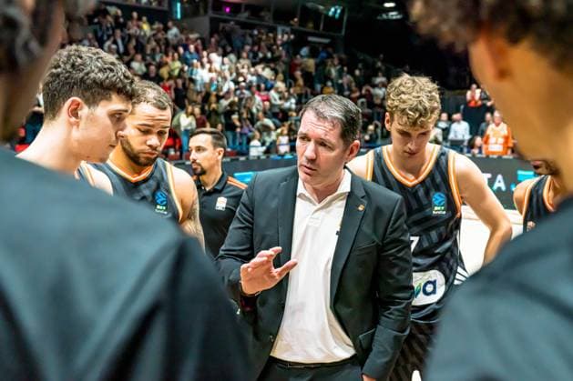 Chemnitz, Deutschland 29. Oktober 2025: BKT EuroCup - 2025 2026 - Niners Chemnitz vs. Ratiofarm Ulm Im Bild: Head Coach Ty Harrelson (ULM) 3.v.li. mit seinen Mannschaftskollegen, Copyright: xFotostandx xNachtigallx