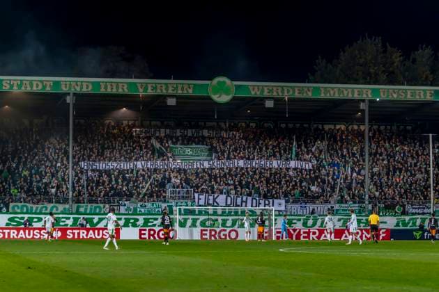 Fürth, Deutschland 29. Oktober 2025: DFB Pokal - 2025 2026 - SpVgg Greuther Fürth vs. 1. FC Kaiserslautern Im Bild: Kleeblatt Fans mit Spruchband gegen den DFB DFB regulations prohibit any use of photographs as image sequences and or quasi-video. Sportpark Ronhof Bayern Copyright: xFotostandx xSchäferx