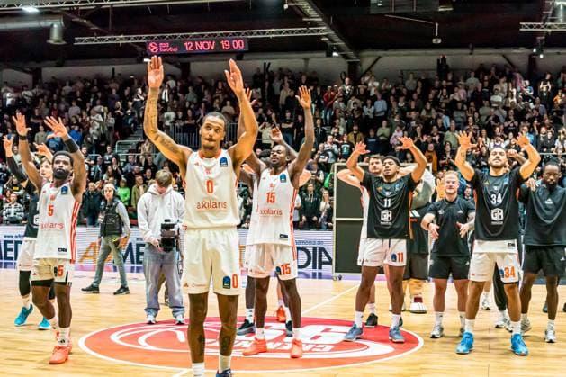 Chemnitz, Deutschland 29. Oktober 2025: BKT EuroCup - 2025 2026 - Niners Chemnitz vs. Ratiofarm Ulm Im Bild: die Mannschaft von Chemnitz bei den Fans im Fanblock Copyright: xFotostandx xNachtigallx