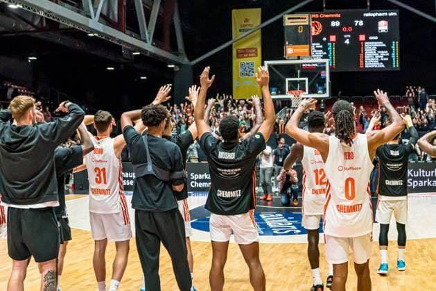Chemnitz, Deutschland 29. Oktober 2025: BKT EuroCup - 2025 2026 - Niners Chemnitz vs. Ratiofarm Ulm Im Bild: die Mannschaft von Chemnitz bei den Fans im Fanblock Copyright: xFotostandx xNachtigallx