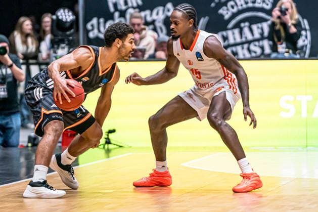 Chemnitz, Deutschland 29. Oktober 2025: BKT EuroCup - 2025 2026 - Niners Chemnitz vs. Ratiofarm Ulm Im Bild: v. li. im Zweikampf Mark Smith (ULM) und Ty Brewer (99) Copyright: xFotostandx xNachtigallx