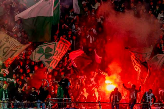 Fürth, Deutschland 29. Oktober 2025: DFB Pokal - 2025 2026 - SpVgg Greuther Fürth vs. 1. FC Kaiserslautern Im Bild: Kleeblatt-Fans mit Pyrotechnik im Blcck DFB regulations prohibit any use of photographs as image sequences and or quasi-video. Sportpark Ronhof Bayern Copyright: xFotostandx xSchäferx