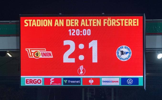 Fußball, Herren, Saison 2025 2026, DFB-Pokal (2. Runde), 1. FC Union Berlin - Arminia Bielefeld, Anzeigetafel mit 2:1-Endstand nach Verlängerung, 29.10.2025, Copyright: xMatthiasxKochx