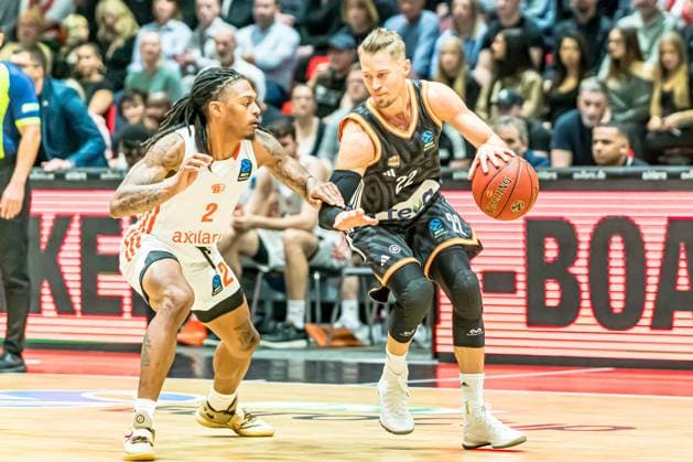 Chemnitz, Deutschland 29. Oktober 2025: BKT EuroCup - 2025 2026 - Niners Chemnitz vs. Ratiofarm Ulm Im Bild: v. li. im Zweikampf Nike Sibande (99) und Thomas Klepeisz (ULM) Copyright: xFotostandx xNachtigallx