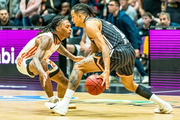 Chemnitz, Deutschland 29. Oktober 2025: BKT EuroCup - 2025 2026 - Niners Chemnitz vs. Ratiofarm Ulm Im Bild: v. li. im Zweikampf Nike Sibande (99) Und Nelson Weidemann (ULM) Copyright: xFotostandx xNachtigallx