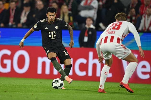 LUIS DIAZ (M) gegen Sebastian SEBULONSEN (K) Aktion, Zweikampf, Fussball, DFB Pokal, 2.Hauptrunde, 1. FC Koeln - FC Bayern Muenchen 1-4 am 29.10.2025 im Rhein-Energie-Stadion Koeln Deutschland. DFL regulations prohibit any use of photographs as image sequences and or quasi-video Â