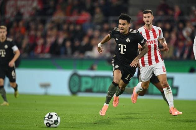 LUIS DIAZ (M) gegen Tom KRAUSS (Krauß, K) Aktion, Zweikampf, Fussball, DFB Pokal, 2.Hauptrunde, 1. FC Koeln - FC Bayern Muenchen 1-4 am 29.10.2025 im Rhein-Energie-Stadion Koeln Deutschland. DFL regulations prohibit any use of photographs as image sequences and or quasi-video Â