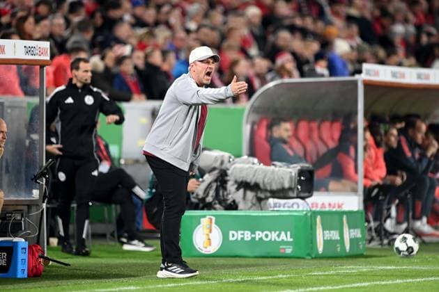Trainer Lukas KWASNIOK (K) Gestik, gestikuliert, Fussball, DFB Pokal, 2.Hauptrunde, 1. FC Koeln - FC Bayern Muenchen 1-4 am 29.10.2025 im Rhein-Energie-Stadion Koeln Deutschland. DFL regulations prohibit any use of photographs as image sequences and or quasi-video Â
