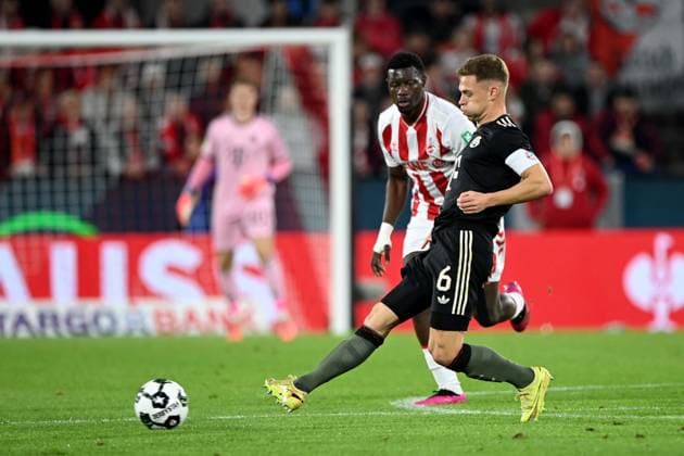Joshua KIMMICH (M) gegen Ragnar ACHE (K) Aktion, Zweikampf, Fussball, DFB Pokal, 2.Hauptrunde, 1. FC Koeln - FC Bayern Muenchen 1-4 am 29.10.2025 im Rhein-Energie-Stadion Koeln Deutschland. DFL regulations prohibit any use of photographs as image sequences and or quasi-video Â