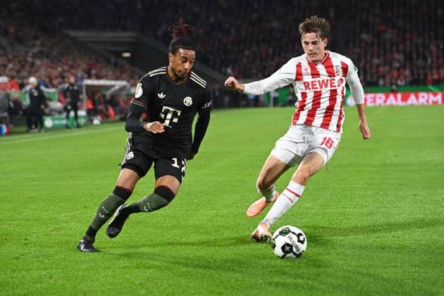 Michael OLISE (M) gegen Jakub KAMINSKI (K) Aktion, Zweikampf, Fussball, DFB Pokal, 2.Hauptrunde, 1. FC Koeln - FC Bayern Muenchen 1-4 am 29.10.2025 im Rhein-Energie-Stadion Koeln Deutschland. DFL regulations prohibit any use of photographs as image sequences and or quasi-video Â