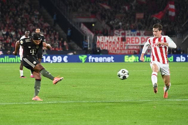 Serge GNABRY (M) gegen Jakub KAMINSKI (K) Aktion, Zweikampf, Torschuss, Fussball, DFB Pokal, 2.Hauptrunde, 1. FC Koeln - FC Bayern Muenchen 1-4 am 29.10.2025 im Rhein-Energie-Stadion Koeln Deutschland. DFL regulations prohibit any use of photographs as image sequences and or quasi-video Â