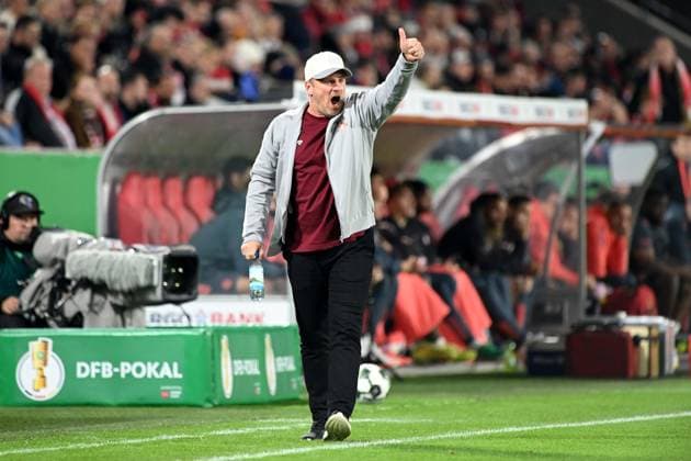 Trainer Lukas KWASNIOK (K) Gestik, gestikuliert, Fussball, DFB Pokal, 2.Hauptrunde, 1. FC Koeln - FC Bayern Muenchen 1-4 am 29.10.2025 im Rhein-Energie-Stadion Koeln Deutschland. DFL regulations prohibit any use of photographs as image sequences and or quasi-video Â