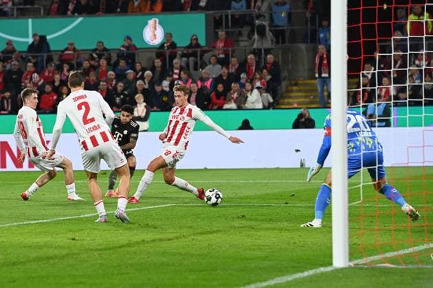 LUIS DIAZ (M) -Torchance, Aktion, Einzelaktion, Fussball, DFB Pokal, 2.Hauptrunde, 1. FC Koeln - FC Bayern Muenchen 1-4 am 29.10.2025 im Rhein-Energie-Stadion Koeln Deutschland. DFL regulations prohibit any use of photographs as image sequences and or quasi-video Â