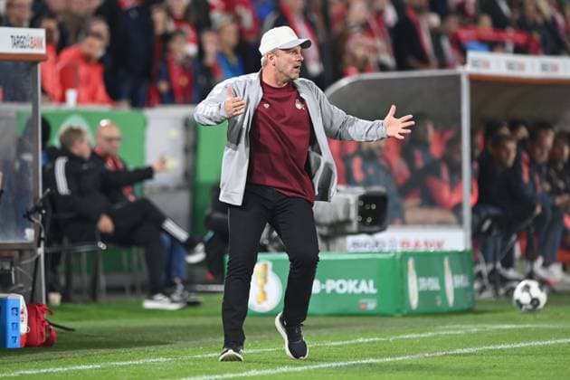 Trainer Lukas KWASNIOK (K) Gestik, gestikuliert, Fussball, DFB Pokal, 2.Hauptrunde, 1. FC Koeln - FC Bayern Muenchen 1-4 am 29.10.2025 im Rhein-Energie-Stadion Koeln Deutschland. DFL regulations prohibit any use of photographs as image sequences and or quasi-video Â