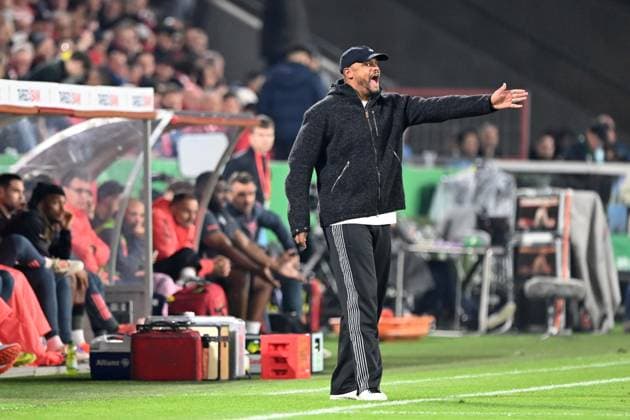 Trainer Vincent KOMPANY (M) Gestik, gestikuliert, Fussball, DFB Pokal, 2.Hauptrunde, 1. FC Koeln - FC Bayern Muenchen 1-4 am 29.10.2025 im Rhein-Energie-Stadion Koeln Deutschland. DFL regulations prohibit any use of photographs as image sequences and or quasi-video Â