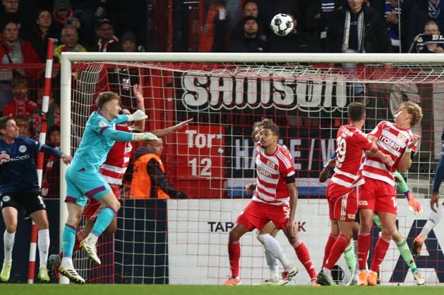 29.10.2025, xtgx, Fussball - DFB Pokal 2.Runde Union Berlin - Arminia Bielefeld emspor, v.l. Jonas Kerksen (Bielefeld, 1) trifft Diogo Leite (Union Berlin, 4) bei einem Zweikampf (DFL DFB REGULATIONS PROHIBIT ANY USE OF PHOTOGRAPHS as IMAGE SEQUENCES and or QUASI-VIDEO) Berlin
