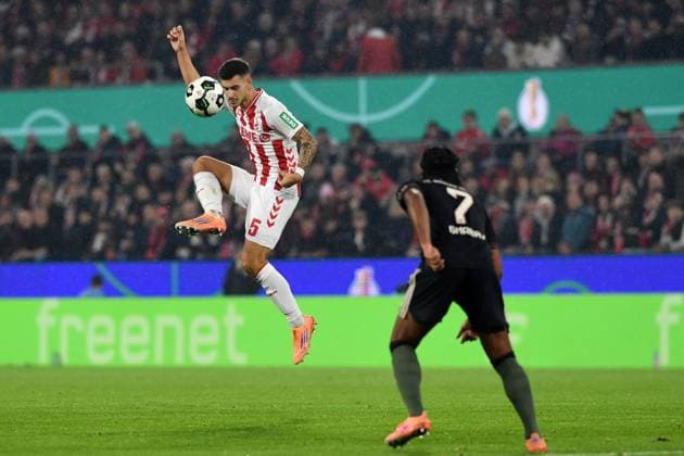 Tom Krauss (1. FC Koeln) und Serge Gnabry (FC Bayern Muenchen) im Zweikampf waehrend des Spiels der 2. Runde im DFB-Pokal zwischen 1. FC Köln und FC Bayern München im Rhein-Energie-Stadion am 29. October 2025 in Köln, Deutschland. (Foto von Ralf Treese DeFodi Images) +++ Tom Krauss (1. FC Koeln) und Serge Gnabry (FC Bayern Muenchen) battle for the ball during the DFB-Cup - Second Round match between 1. FC Koeln and FC Bayern München at Rhein-Energie-Stadion on October 29, 2025 in Koeln, Germany. (Photo by Ralf Treese DeFodi Images) DFB DFL REGULATIONS PROHIBIT ANY USE OF PHOTOGRAPHS AS IMAGE SEQUENCES AND OR QUASI-VIDEO. (Photo by Ralf Treese DeFodi Images) Tom Krauss 1 FC Koeln and Serge Gnabry FC Bayern Muenchen in a duel during the DFB Cup Second Round match between 1 FC Koeln and FC Bayern Muenchen at Rhein Energie Stadion on October 29, 2025 in Koeln, Germany Photo by Ralf Treese DeFodi Images Tom Krauss 1 FC Koeln and Serge Gnabry FC Bayern Muenchen battle for the ball during the DFB Cup Second Round match between 1 FC Koeln and FC Bayern Muenchen at Rhein Energie Stadion on October 29, 2025 in Koeln, Germany Photo by Ralf Treese DeFodi Images DFB DFL REGULATIONS PROHIBIT ANY USE OF PHOTOGRAPHS AS IMAGE SEQUENCES AND OR QUASI VIDEO Photo by Ralf Treese DeFodi Images