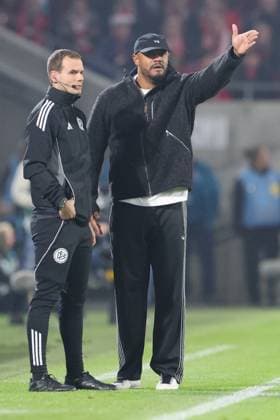 GER, DFB Pokal, 2.Runde, 1. FC Koeln vs. FC Bayern Muenchen 29.10.2025, Rheinenergiestadion, , Koeln, GER, DFB Pokal, 2.Runde, 1. FC Koeln vs. FC Bayern Muenchen, im Bild: Vincent Kompany Trainer Headcoach (Bayern Muenchen), regt sich heftig auf, Gestik, Mimik, Emotionen, unzufrieden enttaeuscht niedergeschlagen,