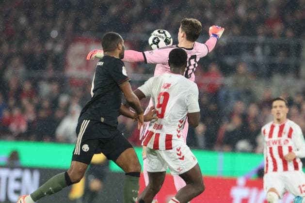 GER, DFB Pokal, 2.Runde, 1. FC Koeln vs. FC Bayern Muenchen 29.10.2025, Rheinenergiestadion, , Koeln, GER, DFB Pokal, 2.Runde, 1. FC Koeln vs. FC Bayern Muenchen, im Bild: Jonas Urbig Torwart (Bayern Muenchen 40), schafft es noch gerade den Ball mit der Brust abzuwehren