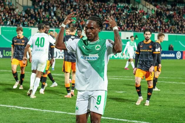 Noel Futkeu 9 (Spvgg Greuther Fuerth) feuert die Fuerther Fans waehrend des Spiels an, SpVgg Greuther Fuerth vs. 1. FC Kaiserslautern, Fussball, Maenner, DFL, DFB-Pokal, Saison 2025 2026, Sportpark Ronhof Thomas Sommer, Zweite Runde, 29.10.2025 Fuerth Bayern Deutschland
