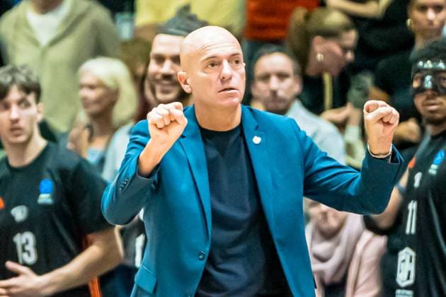 Chemnitz, Deutschland 29. Oktober 2025: BKT EuroCup - 2025 2026 - Niners Chemnitz vs. Ratiofarm Ulm Im Bild: Head Coach Rodrigo Pastore (99) ballt die FÄUSTE FAEUSTE Copyright: xFotostandx xNachtigallx