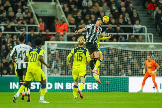 Newcastle United v Tottenham Hotspur, Carabao Cup Dan Burn Of Newcastle United heads the ball during the Newcastle United v Tottenham Hotspur Carabao Cup Round of 16 match at St. James Park, Newcastle Upon Tyne, England on 29 October 2025 Credit: Lee Keuneke Every Second Media Editorial use only. All images are copyright Every Second Media Limited. No images may be reproduced without prior permission. All rights reserved. Premier League and Football League images are subject to licensing agreements with Football DataCo Limited. see https: www.football-dataco.com Copyright: xIMAGO EveryxSecondxMediax ESM-1647-0062 LeexKeunekex xEveryxSecondxMediax