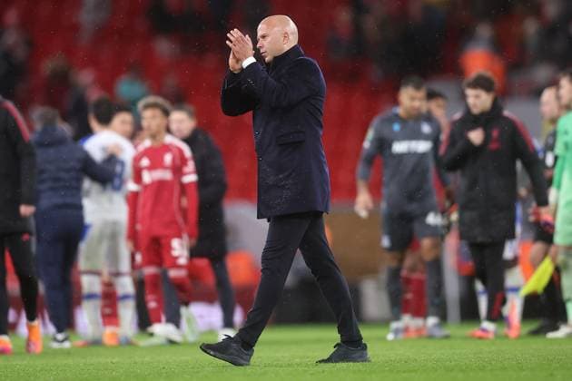 Liverpool v Crystal Palace 29 October 2025, Liverpool - Carabao Cup Fourth Round Football - Liverpool v Crystal Palace. Liverpool Manager Arne Slot applauds the home fans after the match (photo by Daniel Chesterton) Liverpool UK Copyright: xDanielxChestertonxOffside